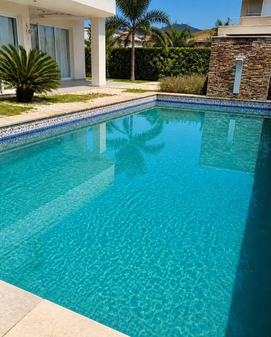 Piscina depois do tratamento, com água azul